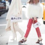 bolsa com mini alça e estilo saco em alta